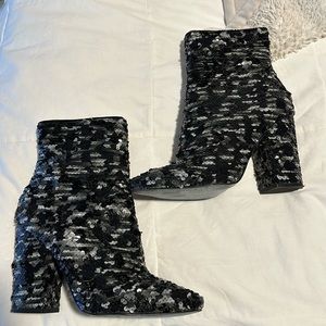 KENDALL + KYLIE Haedyn Sequined Bootie in Black & Grey Sz.9.5